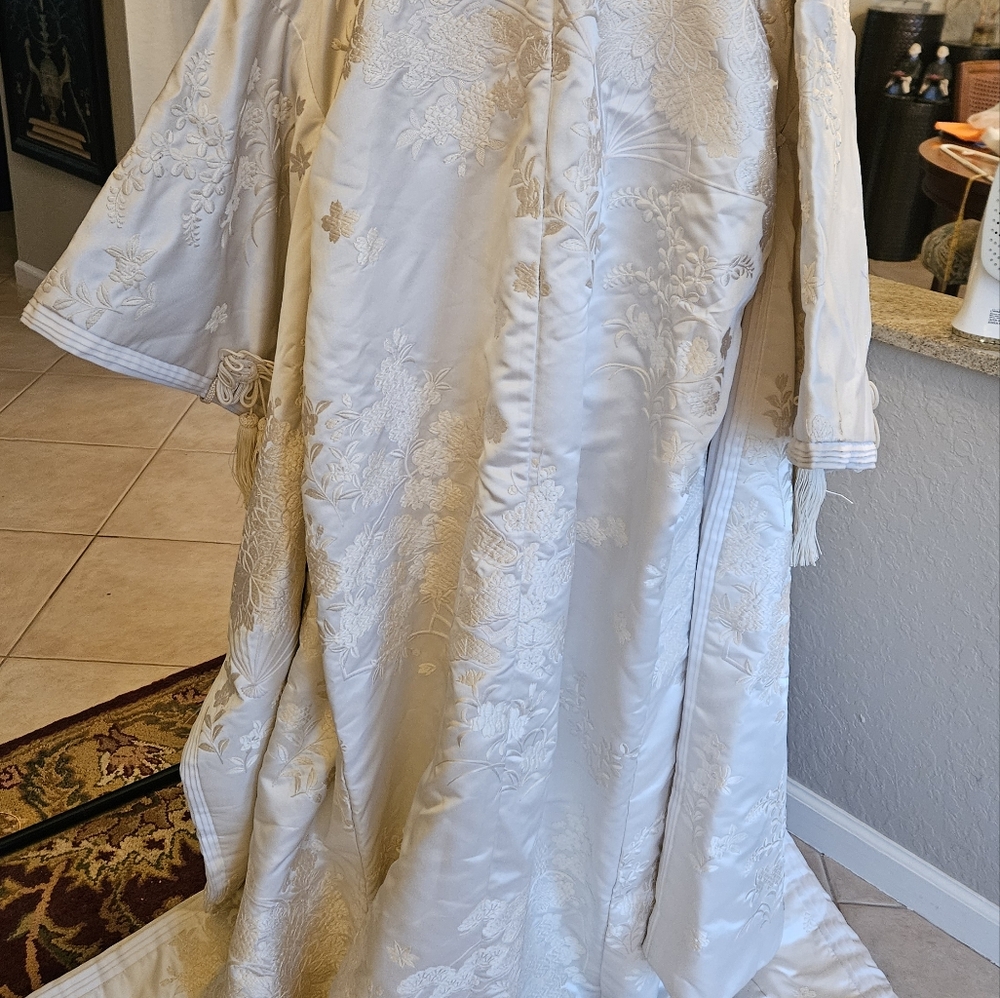 Authentic Japanese White Silk Embroidered Padded Women's Wedding Kimomo - Picture 7 of 15